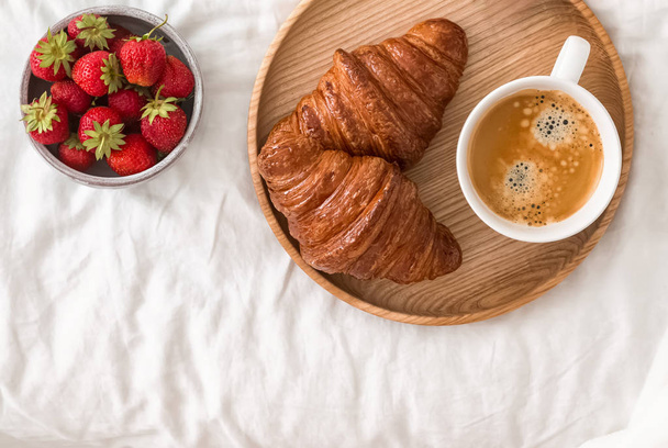Coffee and croissants on the white bedding. - Zdjęcie, obraz