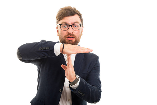 Porträt eines Geschäftsmannes, der eine Auszeit-Geste auf weißem Hintergrund mit Copyspace-Werbefläche zeigt - Foto, Bild