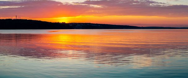 巨大な穏やかな湖の豪華なオレンジ色ティール夕日 - 写真・画像