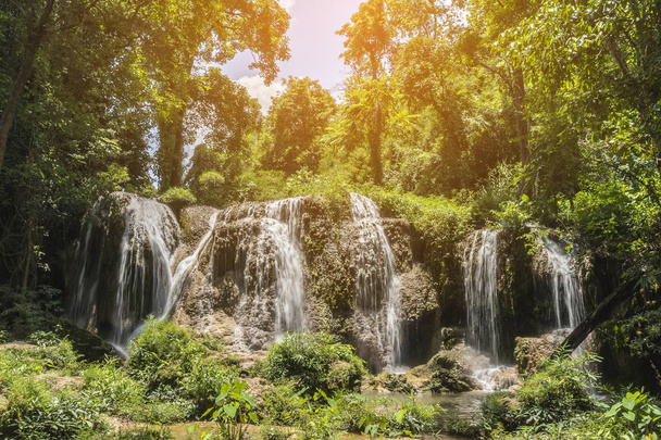 Prachtig uitzicht op de waterval in het regenwoud, Tran Sawan waterval, Thailand. - Foto, afbeelding
