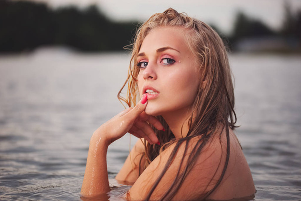 beautiful blonde girl in water - Foto, afbeelding