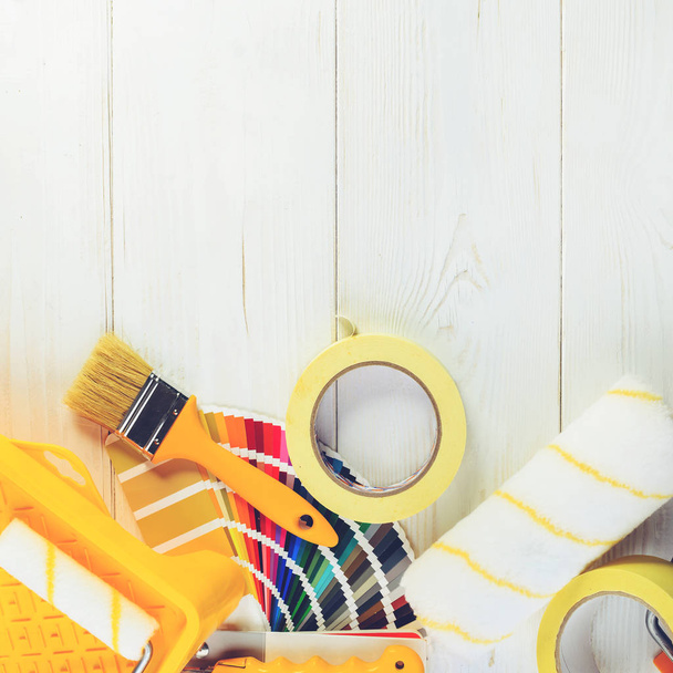Mock-up von Farbmusterkatalog, Pinsel, Klebeband und Farbe - Foto, Bild