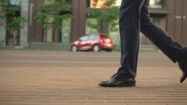 mannelijke benen in casual outfit lopen op de stoep stenen - Video