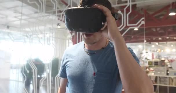 Hombre usando gafas de realidad virtual y luego quitándose gafas VR auriculares
 - Imágenes, Vídeo
