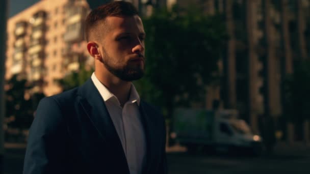 Ernsthafter männlicher Geschäftsmann läuft die Straße entlang - Filmmaterial, Video
