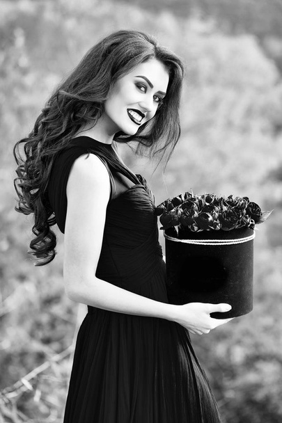Портрет модели красоты. сексуальная улыбающаяся девушка с красными розами
 - Фото, изображение