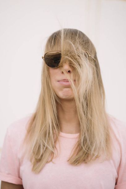 Komik gösterilen güneş gözlüklü genç kadın portresi' - Fotoğraf, Görsel