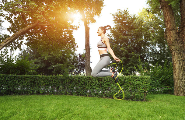Jovem mulher esportiva treinando com corda de salto
 - Foto, Imagem