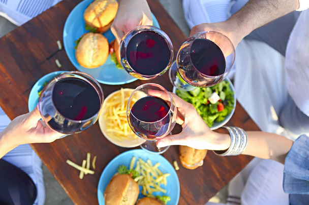 Kırmızı şarap ile yaz pikniği. Dış taraf ya da kutlama - Fotoğraf, Görsel