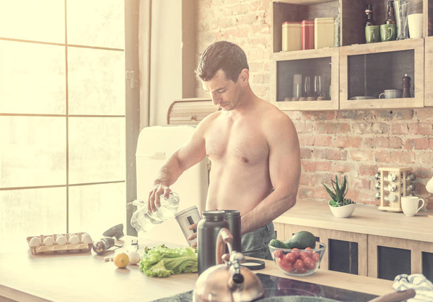 homme fait un cocktail de protéines dans la cuisine
 - Photo, image