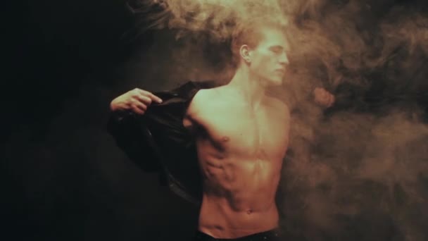 Sexy man dance in smoke background - Záběry, video