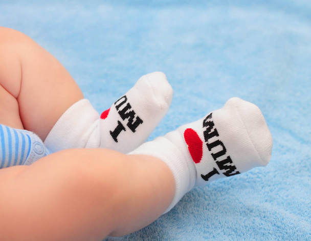 baby feet in socks with the inscription I love Mum - 写真・画像