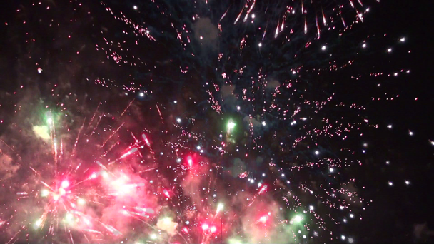 Grandes fuegos artificiales de color natural
 - Imágenes, Vídeo