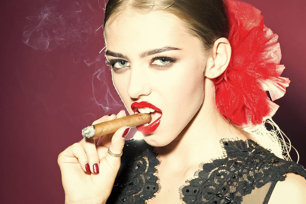 Beauty fashion model portrait. Smoking woman - Foto, afbeelding