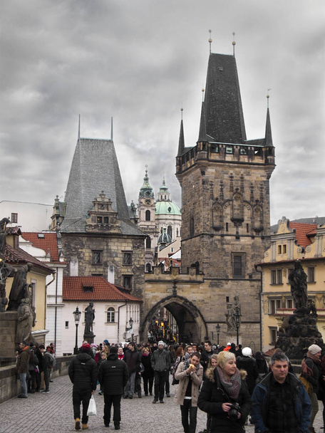 Praga, República Checa - 21 de febrero de 2016: Antiguos edificios en las calles del casco antiguo. Sitio histórico. Estilo gótico medieval. Atracciones turísticas
. - Foto, Imagen