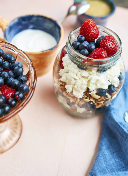 bank with berries, cottage cheese and granola - Foto, imagen