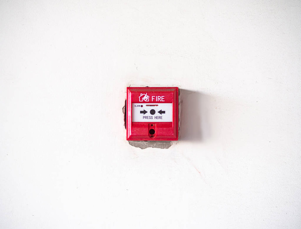 Botón de alarma de incendios en pared vacía
 - Foto, imagen