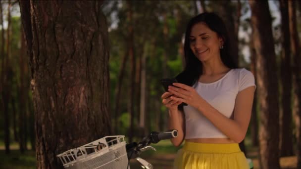 jovem mulher parece feliz em receber boas notícias
 - Filmagem, Vídeo