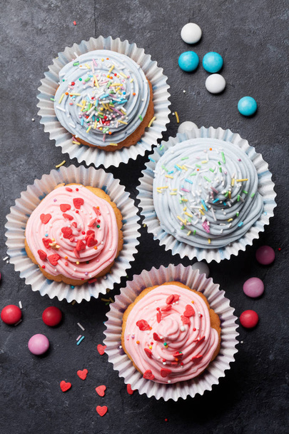Pastelitos dulces con decoración colorida y dulces. Vista superior
 - Foto, imagen