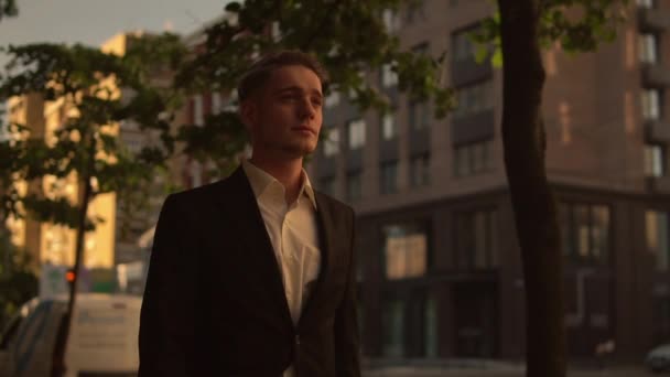 trendiger junger Mann zu Fuß im Freien - Filmmaterial, Video