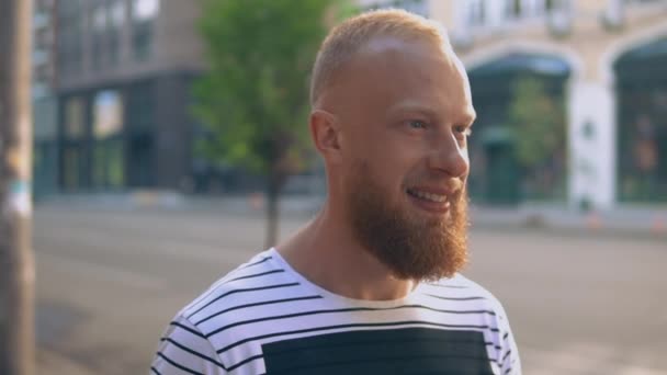 fröhlicher Mann genießt Großstadtleben - Filmmaterial, Video