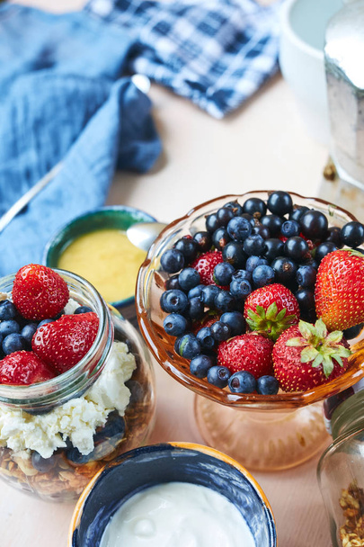 vase with fresh berries, product set for breakfast - Foto, imagen