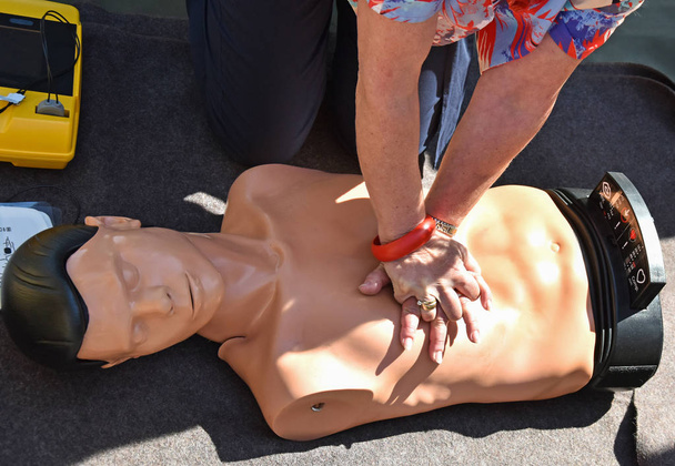 CPR θωρακικές συμπιέσεις πρακτική του ανδρεικέλου - Φωτογραφία, εικόνα