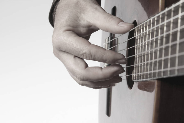 en el acorde tocando la guitarra clásica de cerca
 - Foto, Imagen