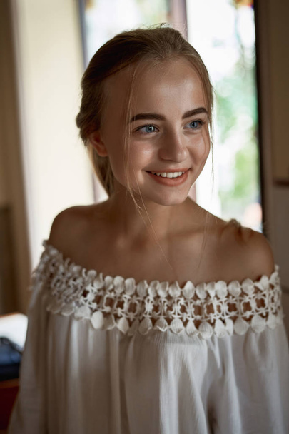 portrait of a young smiling girl - Zdjęcie, obraz