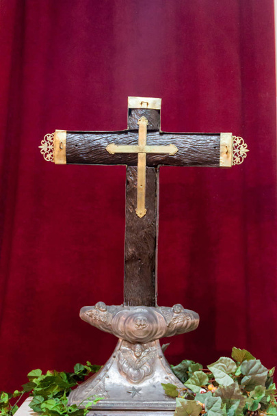 Cruz de la Parra, dřevěný kříž vztyčen Kolumbus. Nachází v katedrále Baracoa, Kuba. - Fotografie, Obrázek
