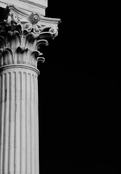 Arquitetura clássica em Veneza. Coluna coríntia e capital da Igreja de São Nicolau de Tolentino, erguida no século XVIII (com espaço de cópia)
) - Foto, Imagem