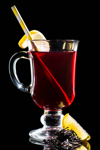 Hot cocktail with lemon, cherry juice and Assam tea - Foto, imagen