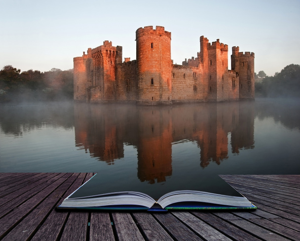 wspaniałe fosa i zamek w jesień wschód z mgły nad m - Zdjęcie, obraz