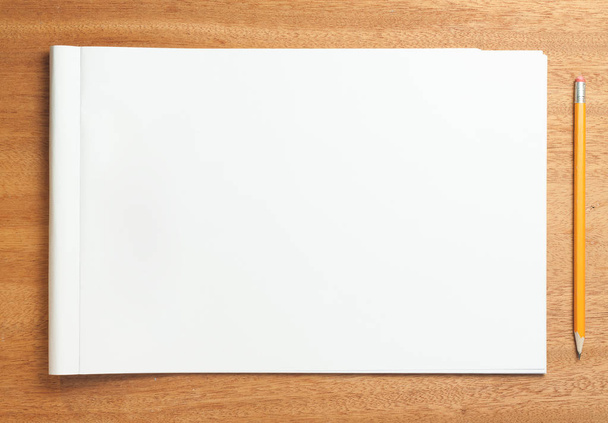 Uma folha vazia de caderno de esboços ou álbum para desenhar em fundo de madeira
. - Foto, Imagem