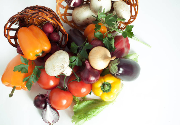setas y una variedad de verduras frescas en una canasta de mimbre.i
 - Foto, Imagen