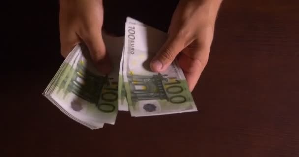 Erfolgreicher Geschäftsmann zählt Geld - Filmmaterial, Video