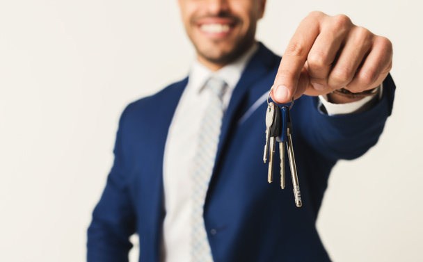 Businessman holding house keys - Foto, Bild