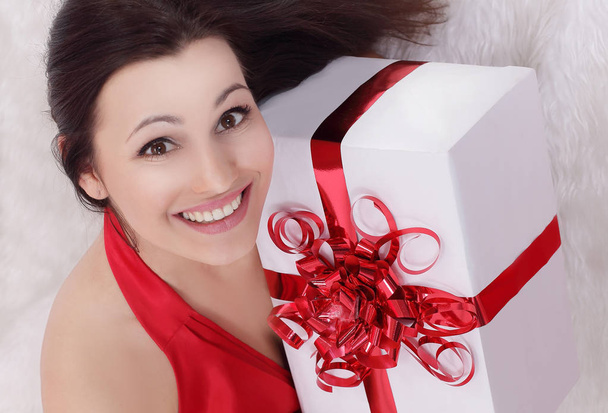 closeup. happy beautiful woman showing her gift.iphoto with copy space. - Foto, Imagem
