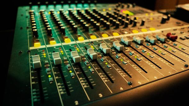 Analoges Audio-Tonmixer-Controller-Panel-Gerät für die Arbeit mit digitaler Aufnahme und endgültiger Mischung mit visuellem auf Video- oder Filmproduktionsprozess im großen Studio. - Foto, Bild
