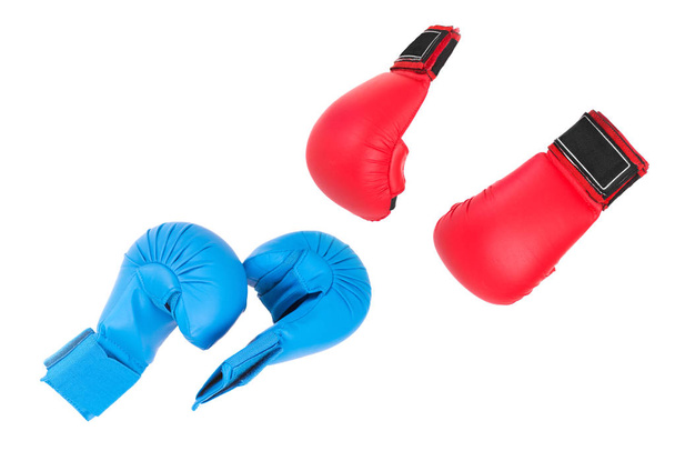 Бойові рукавички, два синіх і два червоних, готові до бою. Ізольовані на білому тлі
. - Фото, зображення