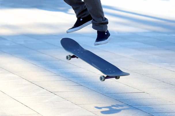 jump a young man on a skateboard - Zdjęcie, obraz