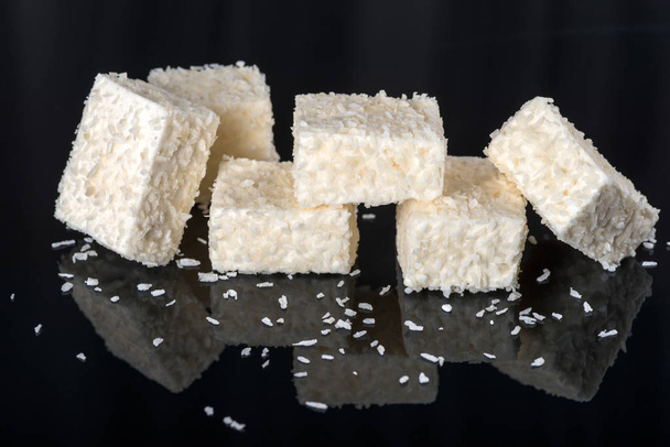skład wyrobów cukierniczych - cukierki lub Pastyła leżą na czarnej powierzchni odblaskowej - Zdjęcie, obraz