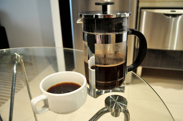 タイの人々 は、ドリップ コーヒー メーカーやドリッパー パース、オーストラリアでキッチン ルームで飲むホット コーヒーを使用します。 - 写真・画像