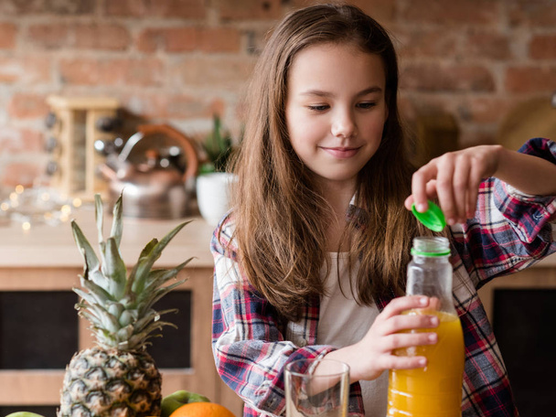 fresh organic natural juice kids nutrition girl - Фото, зображення