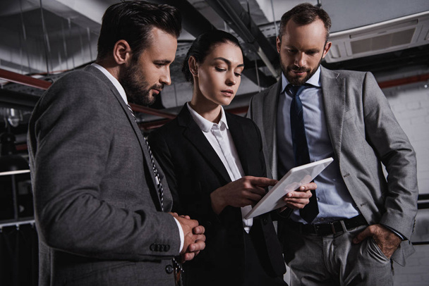 uomini d'affari in giacca e cravatta che lavorano insieme con tablet digitale
 - Foto, immagini