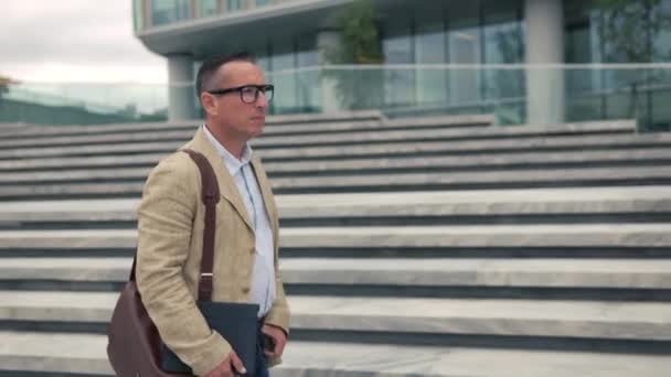 Férfi sétált, modern épület közelében - Felvétel, videó