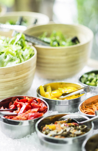 tazones de verduras orgánicas frescas mezcladas en la exhibición moderna de la barra de ensalada
 - Foto, Imagen