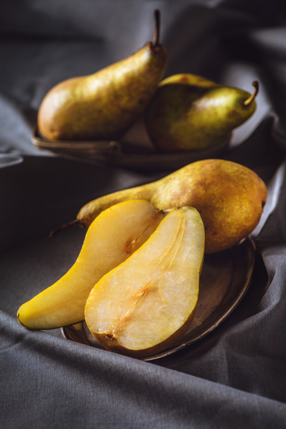 close-up shot of sliced ripe pears on grey drapery - Foto, afbeelding