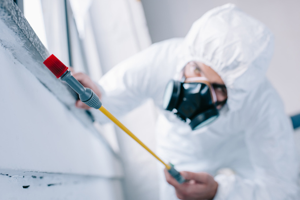 Pracownik kontroli szkodników rozpylania pestycydów w parapecie w domu - Zdjęcie, obraz