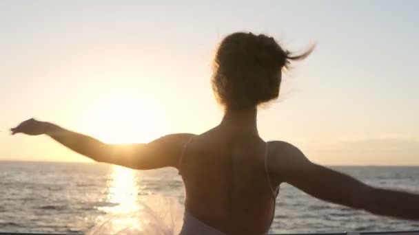 Close up of energetic ballet dancer practicing outdoors. Practicing classic ballet elements. Seaside. Morning sun on the background. Accelerated footage - Filmagem, Vídeo